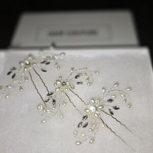 Delicate Floral Pearl Hair Pins